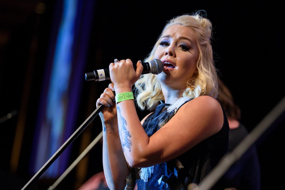 RaeLynn, sporting her Green Bracelet, performed during the banquet